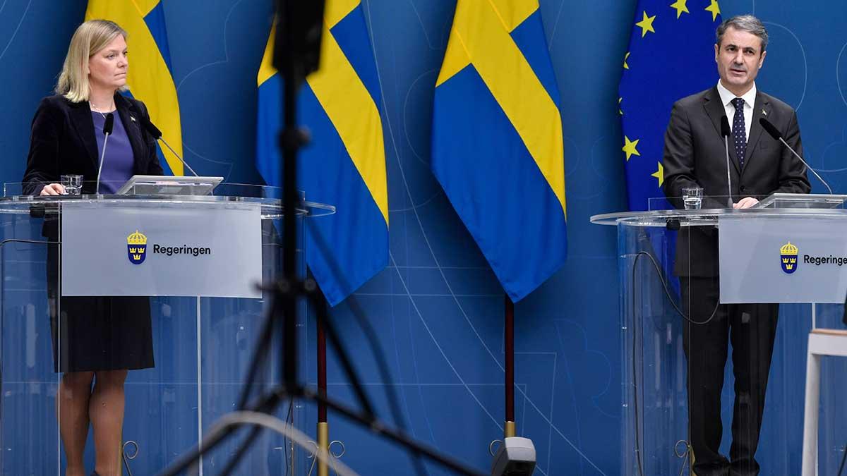 Finansminister Magdalena Andersson (S) och näringsminister Ibrahim Baylan (S) presenterar förstärkta och förlängda stödåtgärder för företag under en pressträff i Rosenbad. (Foto: TT)