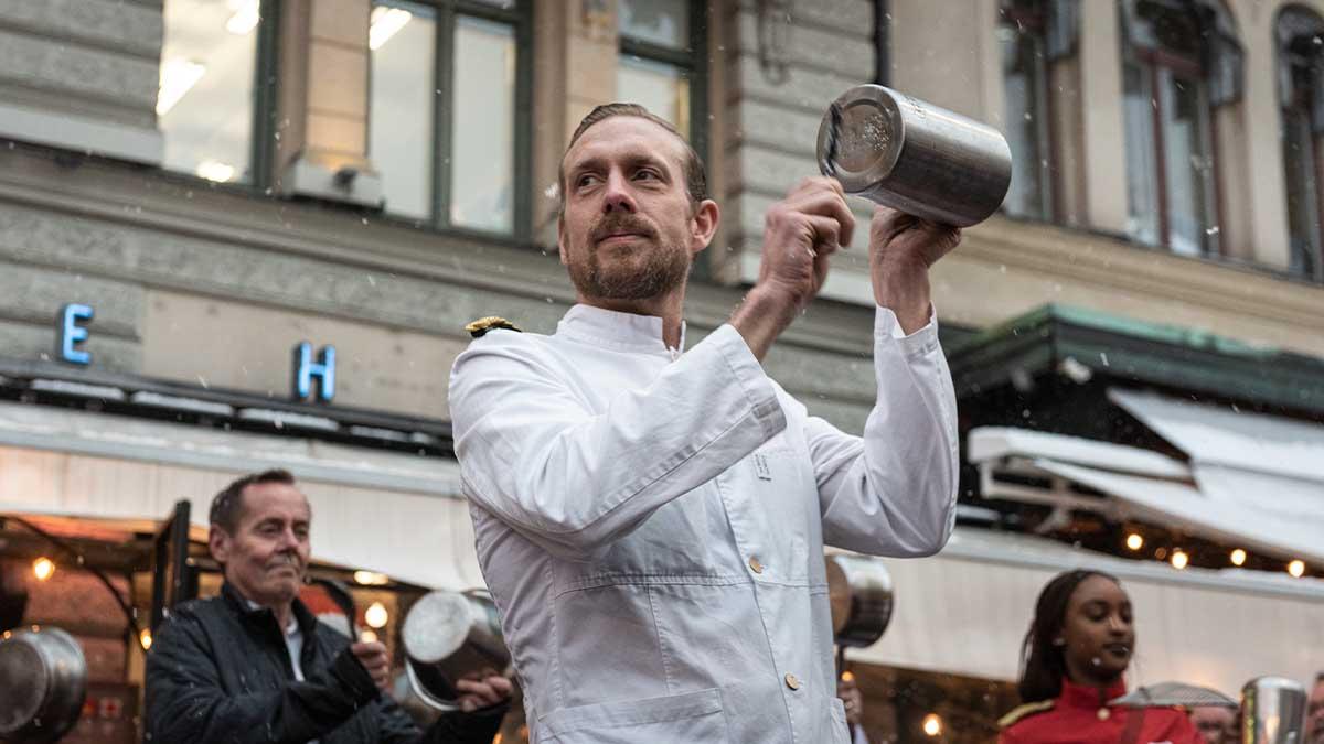 Man protesterar mot hårda restriktioner vid Sturehof i Stockholm