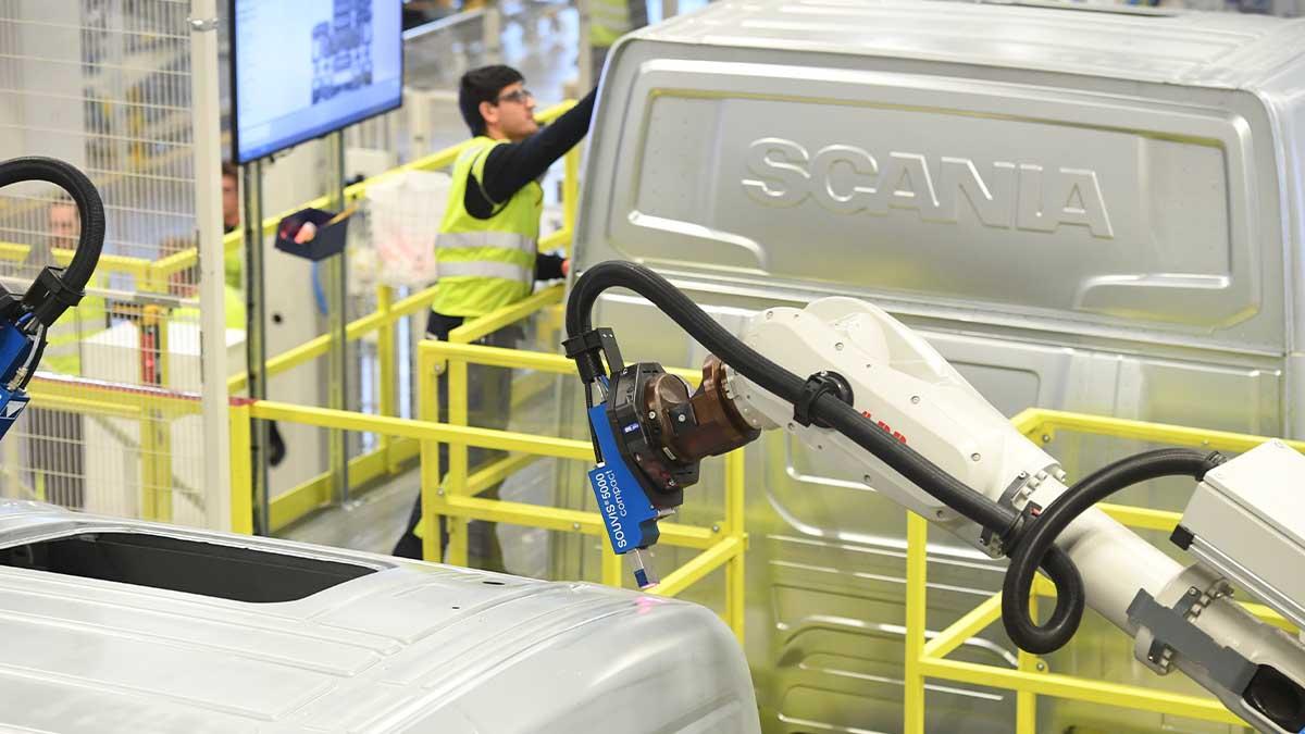 Den globala halvledarbristen pressar Scanias produktion. (Foto: TT)