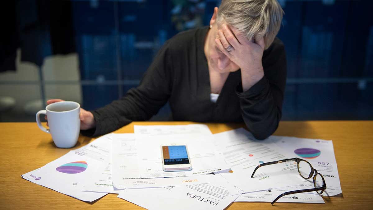 Svenskarna bara fortsätter låna och skuldberget växer. (Foto: TT)