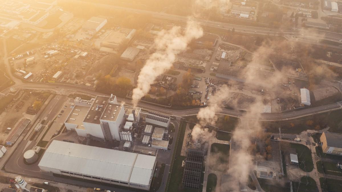 EU-kommissionen överväger nu att begränsa finansiella aktörers möjlighet att investera i utsläppsrätter. (Foto: Marcin Jozwiak/Unsplash)