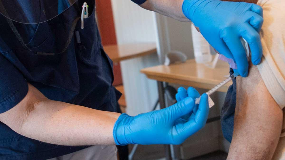 En oberoende kommission bör utreda vaccinhaveriet i Stockholm, anser debattörerna. (Foto: TT)