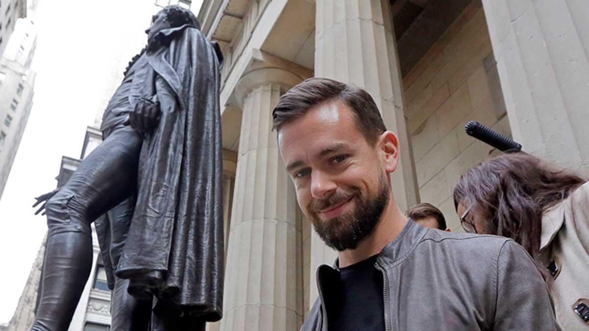 Twittergrundaren Jack Dorsey auktionerar ut första tweeten, som är hans egen, och senaste budet låg på motsvarande 21 miljoner kronor. (Foto: TT)