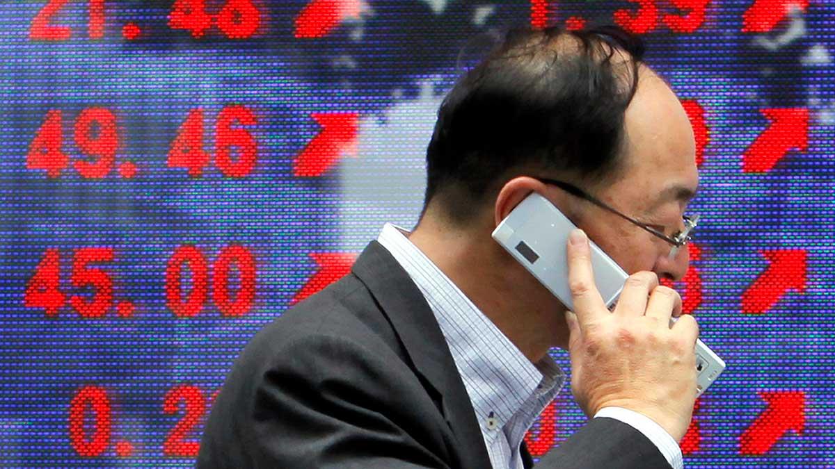 Affärsman talar i telefon i Asien.