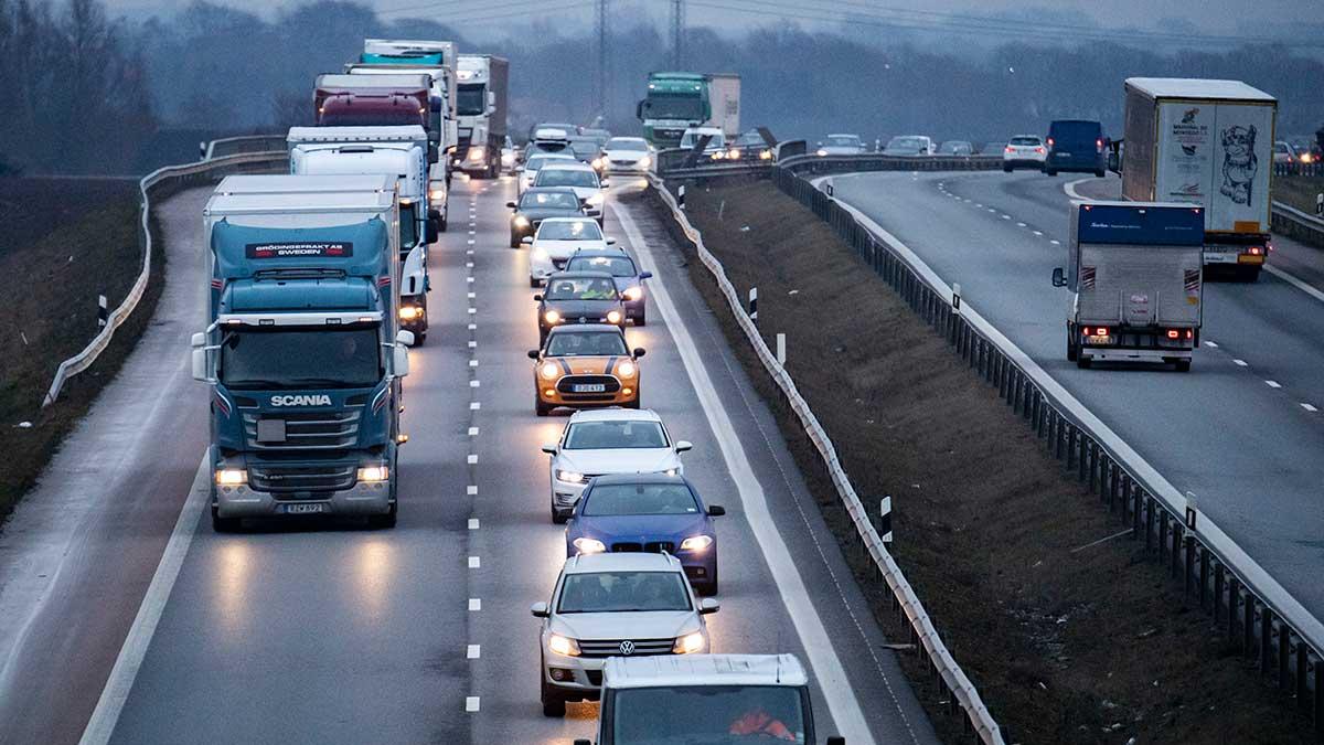 Elektrifieringen är grunden till utsläppsminskningen som satts upp för transportsektorn, slår forskaren i artikeln fast. (Foto: TT)