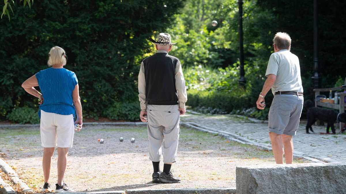 Äldre som spelar boule