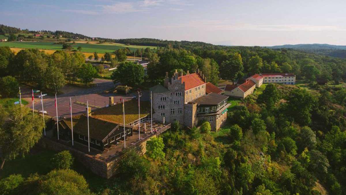 Jula Holdings hotellverksamhet, Jula Hotell, köper Hotell Gyllene Uttern