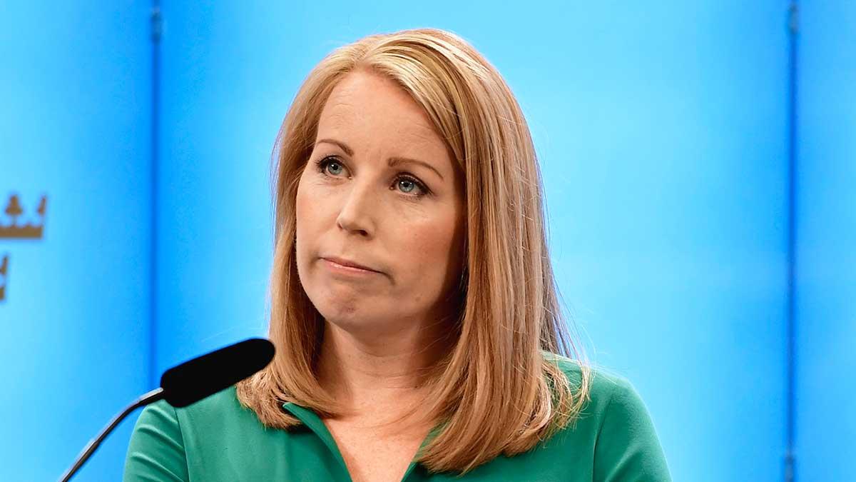 Annie Lööf backar