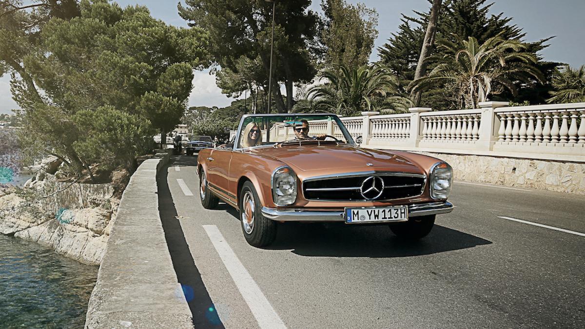 Mercedes 230 SL körande längs croisetten