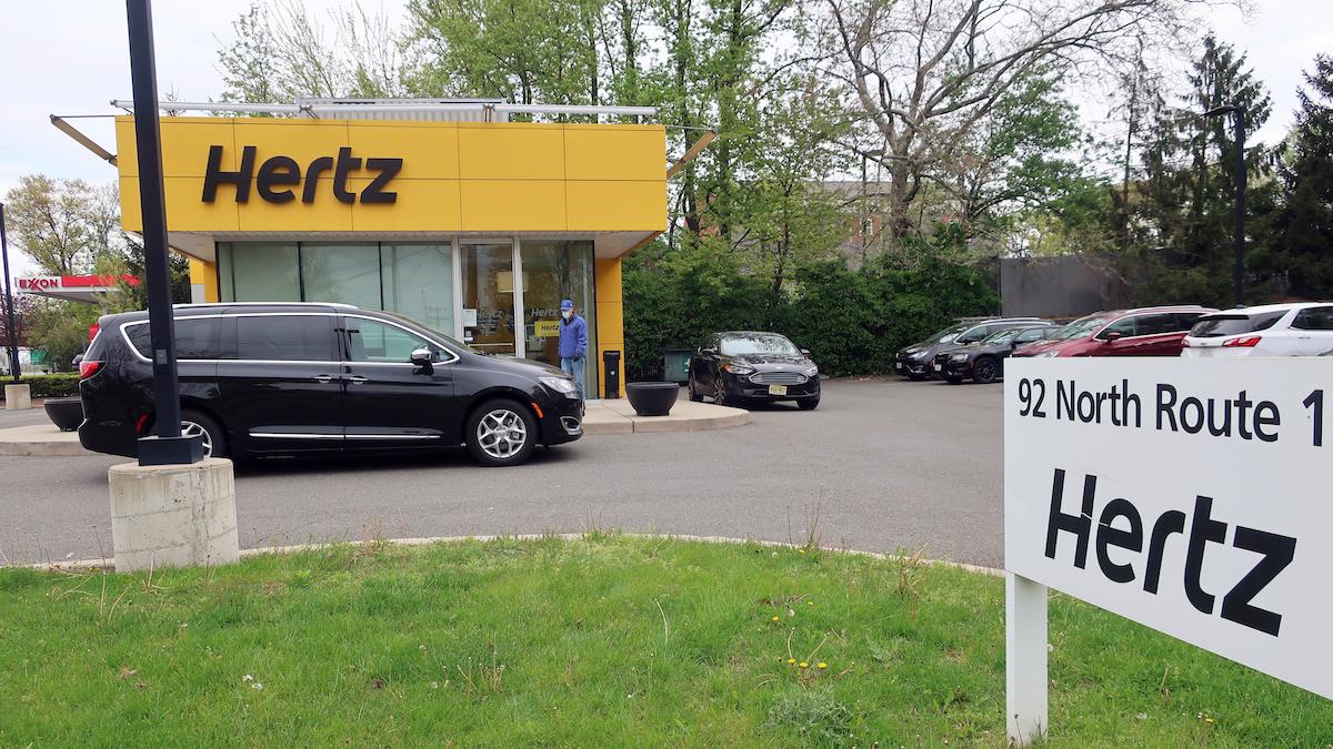 Hertz köper 100 000 fordon av Tesla.