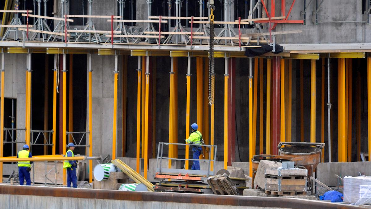 Stockholmshem granskar de aktörer som bygger deras hus. De ser utbredd kriminalitet.