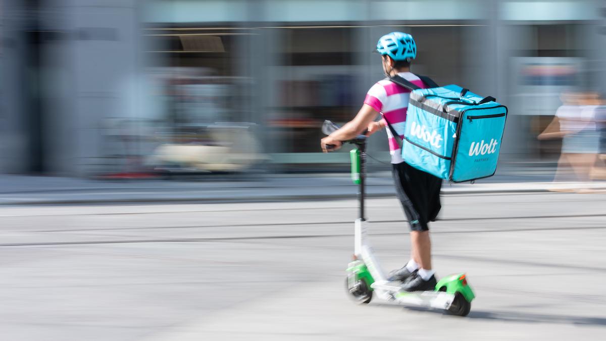 Bud som kör för Wolt fårsin inkomst halverad.