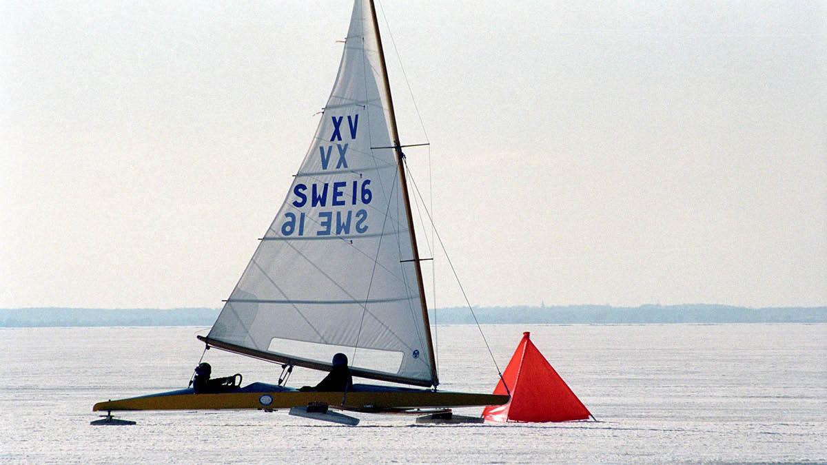 Isjakt av XV-klass glider fram över isen. (Foto: Ulto)