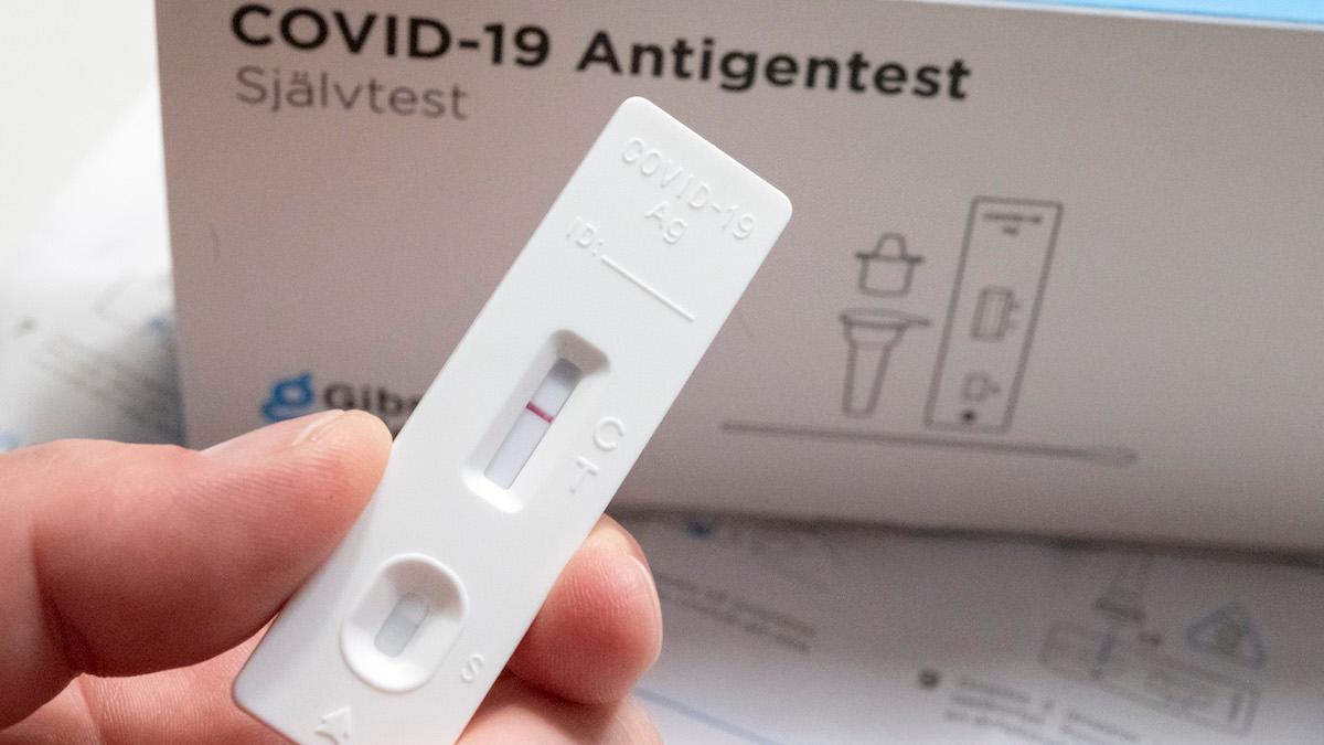 Den amerikanska läkemedelsmyndigheten FDA menar att antigentest kan vara sämre på att upptäcka omikronvarianten av covid-19-viruset