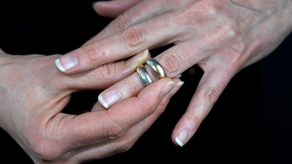 Ring som dras av finger