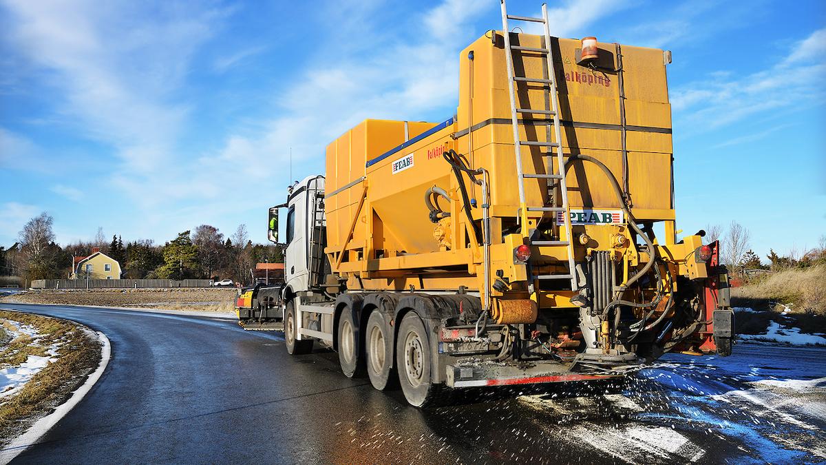 Peab minskar sina koldioxidutsläpp med 10 000 ton per år genom att ställa om till cirkulärt vägsalt som utvinns vid förbränning av avfall.