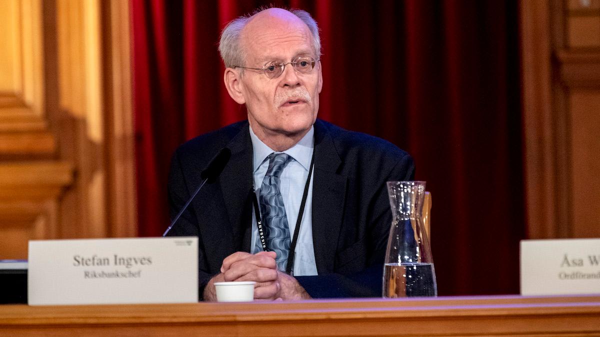 Riksbankschef Stefan Ingves tycker att ett krav på tillstånd för kryptovalutor borde införas.