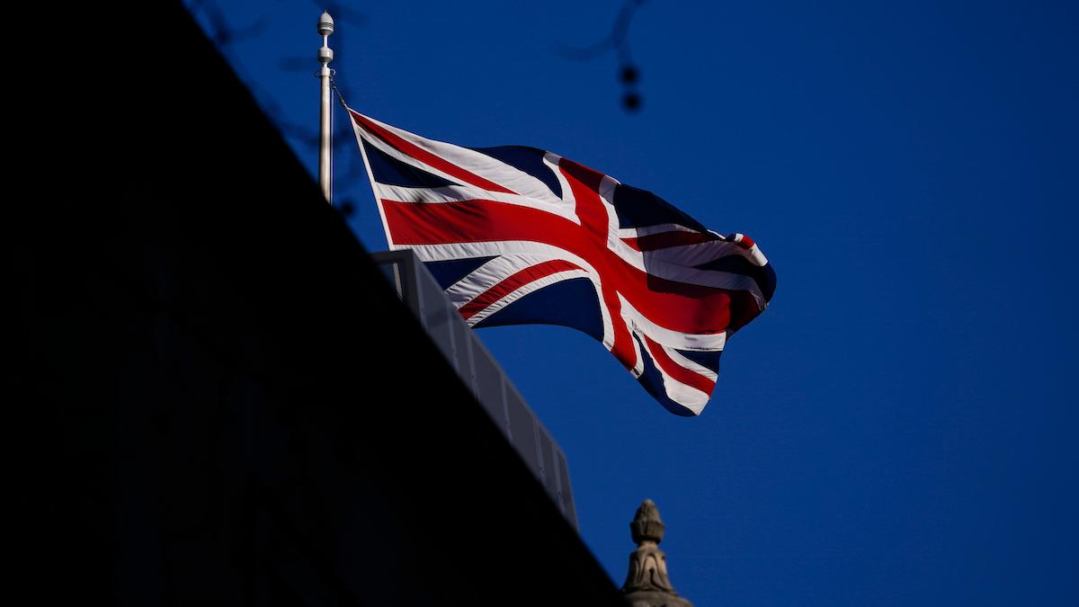 Åtta oligarker på Storbritanniens sanktionslista har, med guldvisum, fått rätt att bo där efter att de lovat investera miljontals kronor i landet