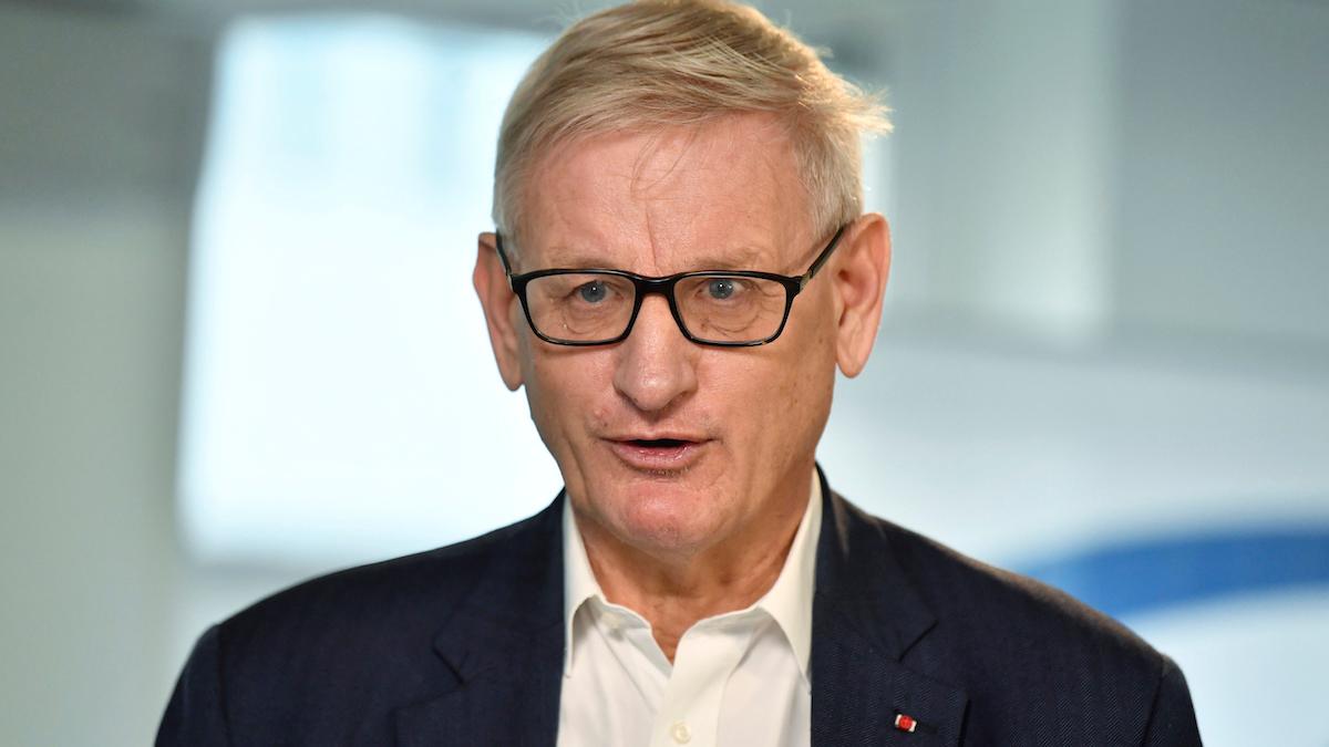 Carl Bildt skriver i en krönika om huruvida Sverige och Finland ska gå med i Nato att valet nu är mellan att stanna kvar i ett osäkert mittemellan eller att inse den nya verkligen och ta steget till fullt medlemskap.