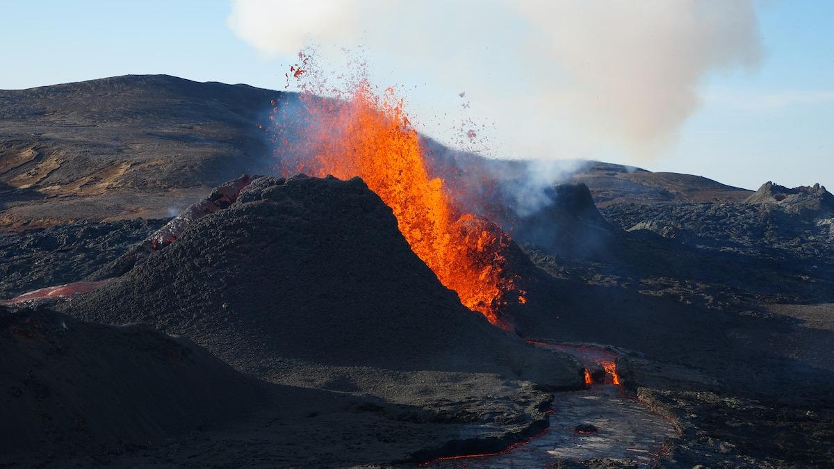 Under jordens yta finns så mycket geotermisk värme att den kan förse hela världen med energi i miljontals år. Energibolaget Quaise har utvecklat en borrteknik för att komma åt den värmen