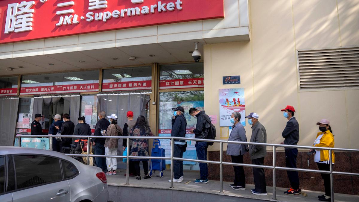 Kö utanför livsmedelsbutik i Peking på tisdagen. Efter att stadens myndigheter meddelat att hela Peking ska masstestas för covid är människor rädda att staden, likt Shanghai, ska drabbas av strikt nedstängning.