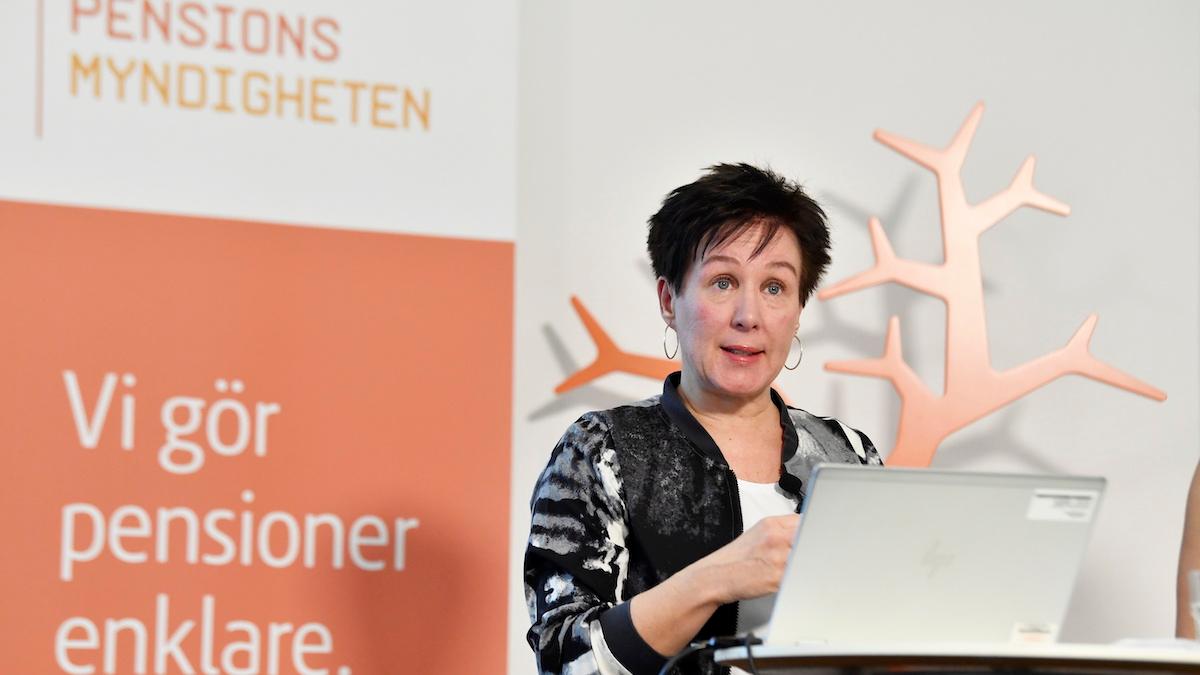 Agneta Claesson, pensionsspecialist på Pensionsmyndigheten, förklarar hur du kan få mer pengar genom att gå ned i tid vid 62.