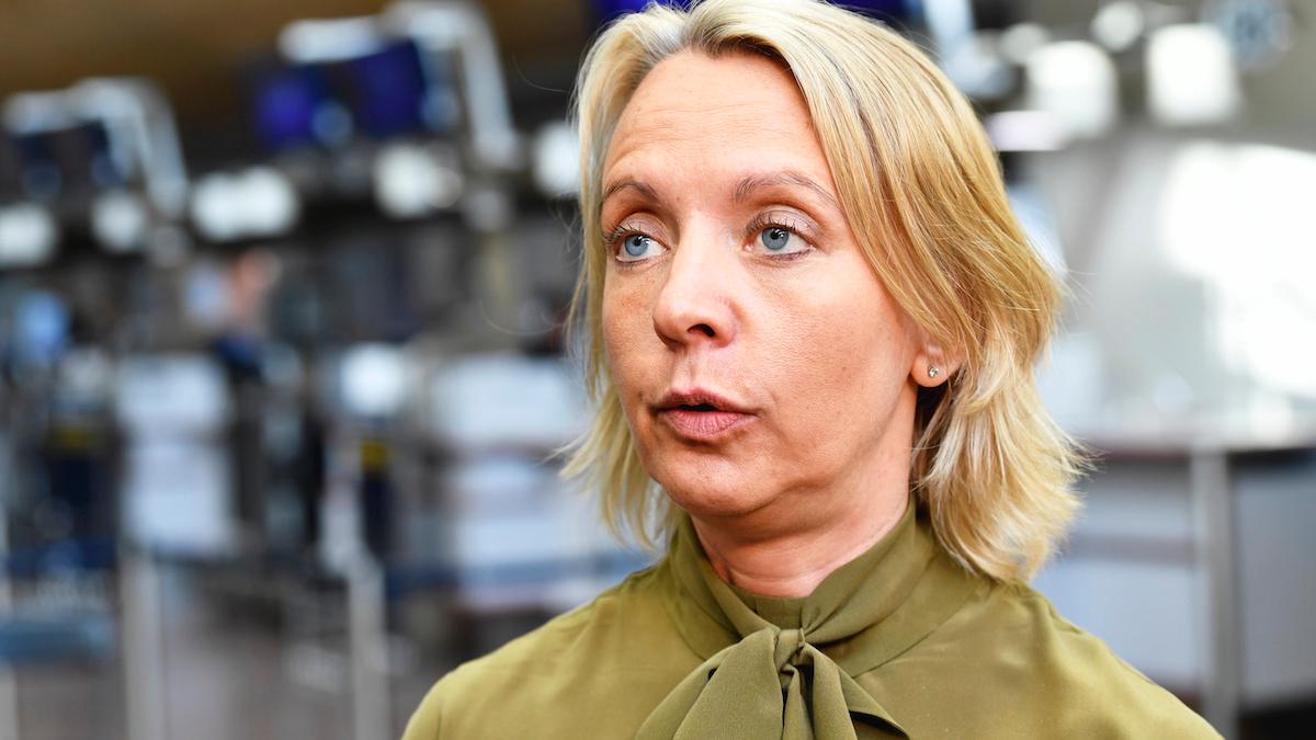 Karin Nyman på SAS säger att det är kundens ansvar att se till att vara ute i så god tid som krävs för att hinna med sitt flyg. Missar du flyget på grund av köerna på Arlanda får du alltså ingen ersättning.