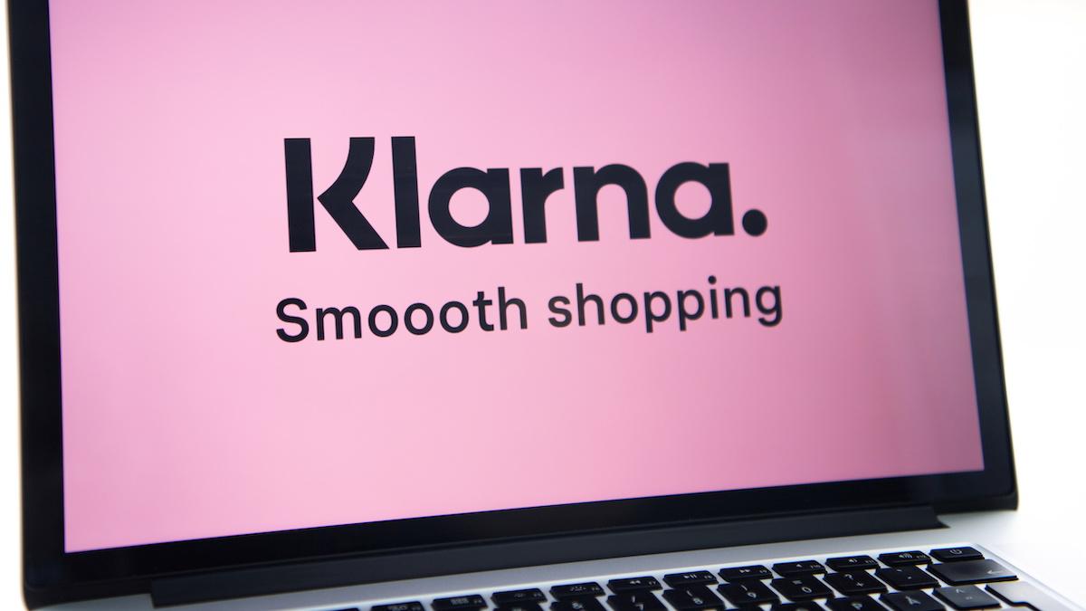 Klarna siktar på att ta in drygt 10 miljarder kronor från nya och befintliga investerare, men värderingen skulle kunna hamna på cirka 302 miljarder kronor, det är ungefär 30 procent mindre än för knappt ett år sedan.