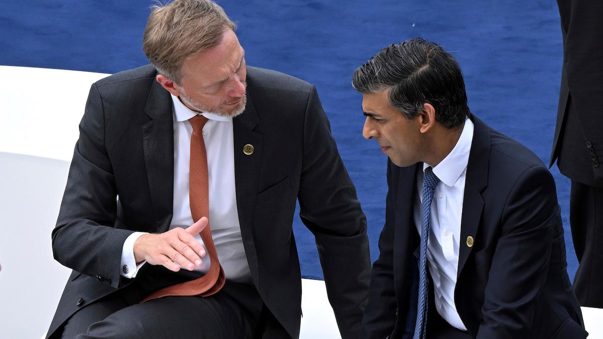 Till vänster, Tysklands finansminister Christian Lindner, som säger att G7-länderna kommer enas om motsvarande drygt 189 miljarder kronor i stöd till Ukraina, han talar med Storbritanniens finansminister Rishi Sunak, till höger, under G7-finansministermötet i Tyskland på torsdagen.