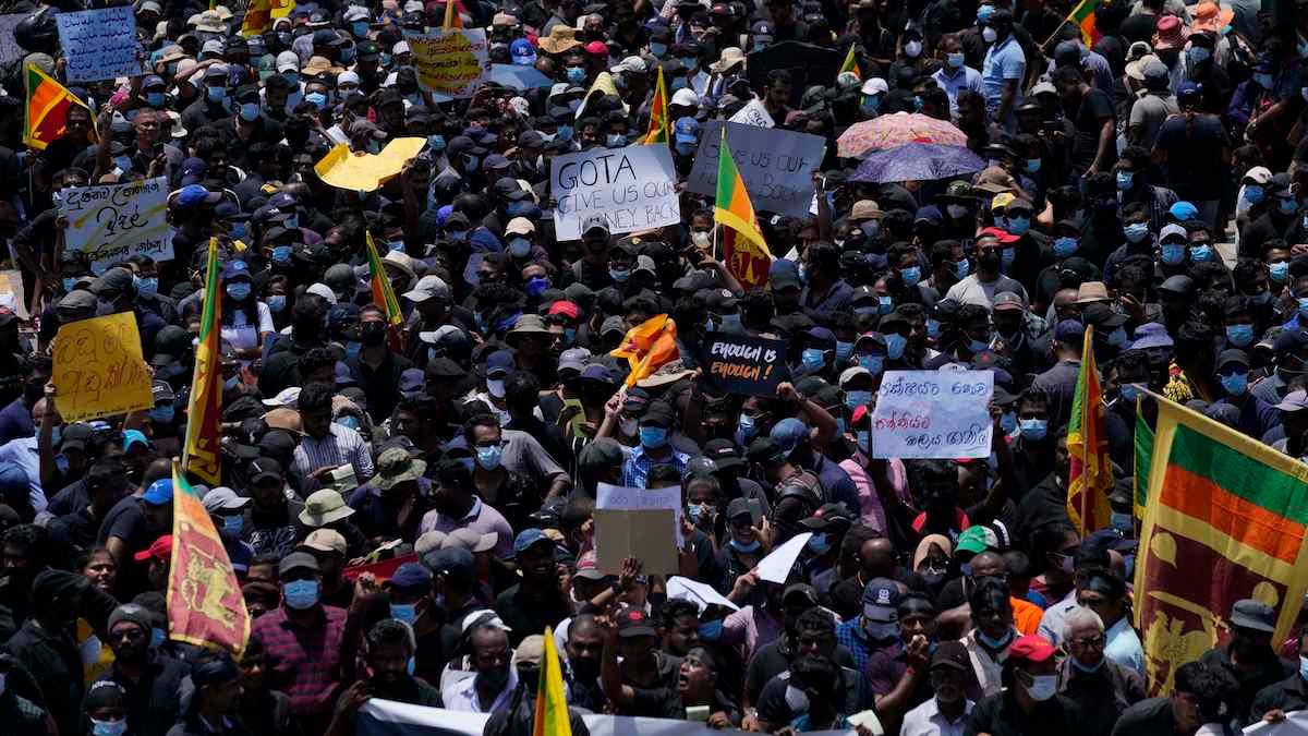 Den ekonomiska krisen i Sri Lanka gör att verksamheten på landets sjukhus nästan helt har avstannat. Allmänhetens ilska mot regeringen ökar och på landets gator protesterar människor och kräver president Gotabaya Rajapaksas avgång.