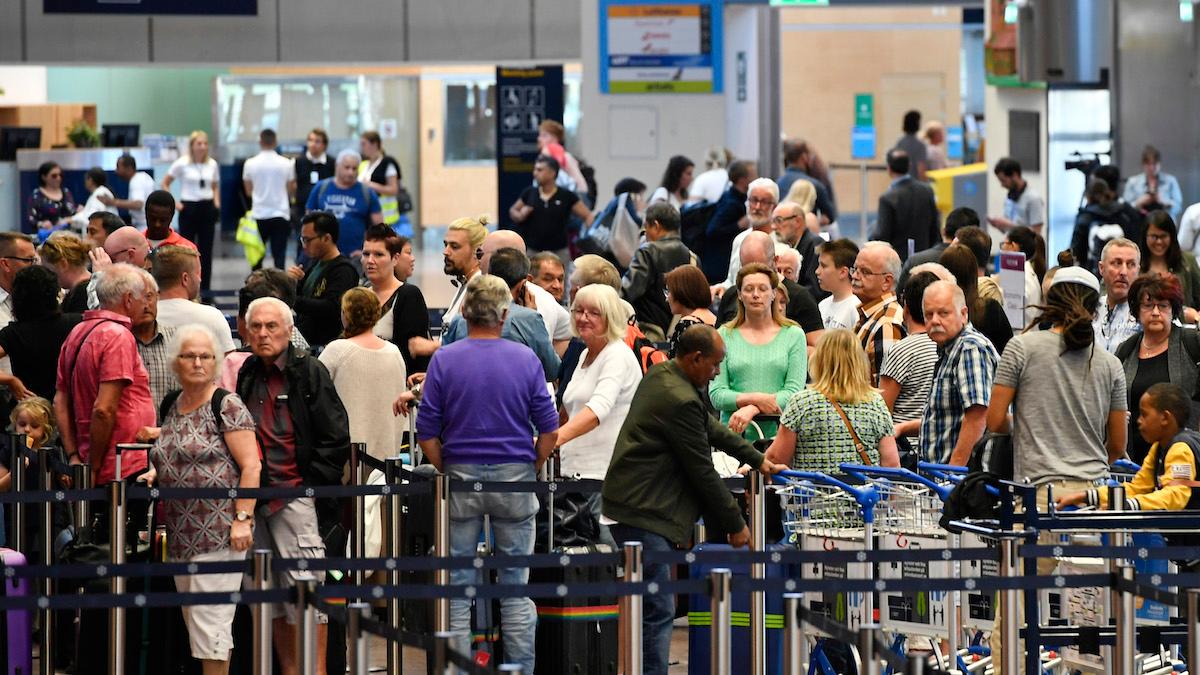 De långa köerna till säkerhetskontrollen på Arlanda på fredagsmorgonen beror enligt Swedavia på personalbrist och högt restryck.