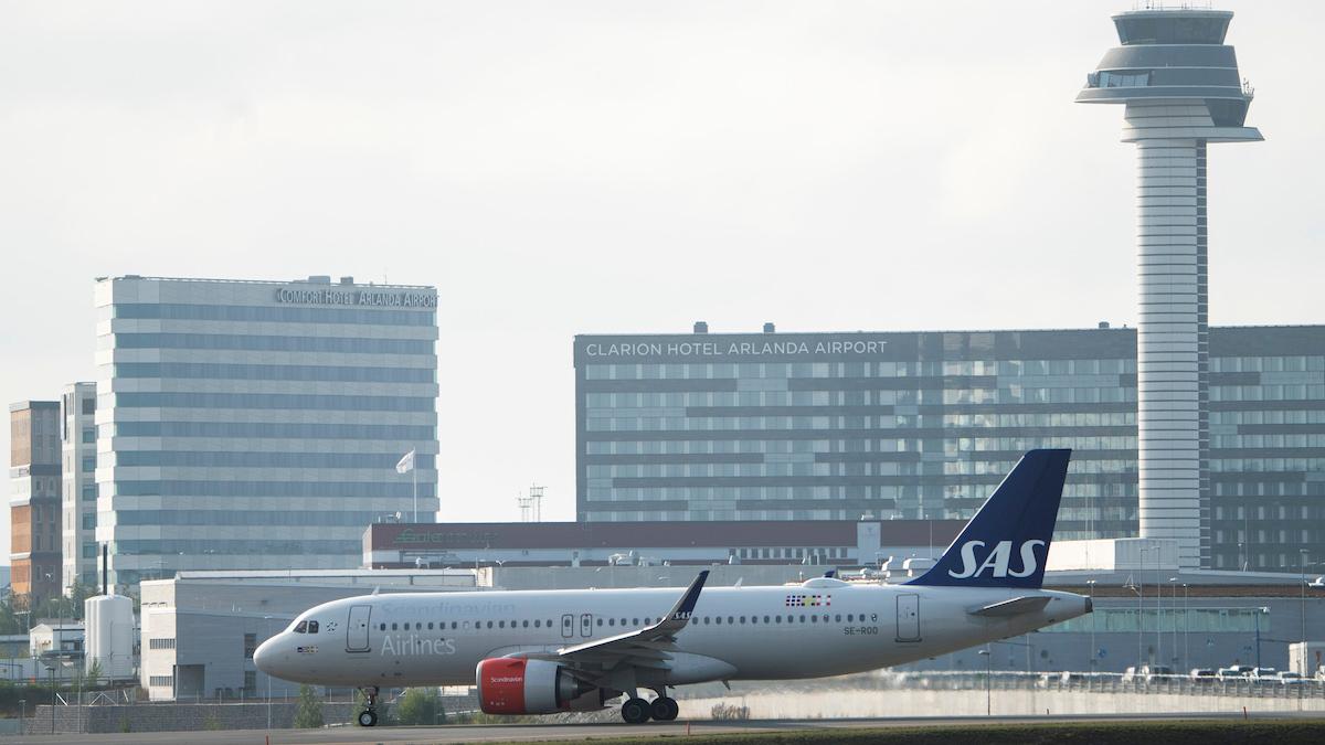 Hållbart flygbränsle ska tillverkas i en anläggning som ska byggas nära Arlanda. Det blir den första kommersiella produktionen av hållbart flygbränsle utan inblandning.