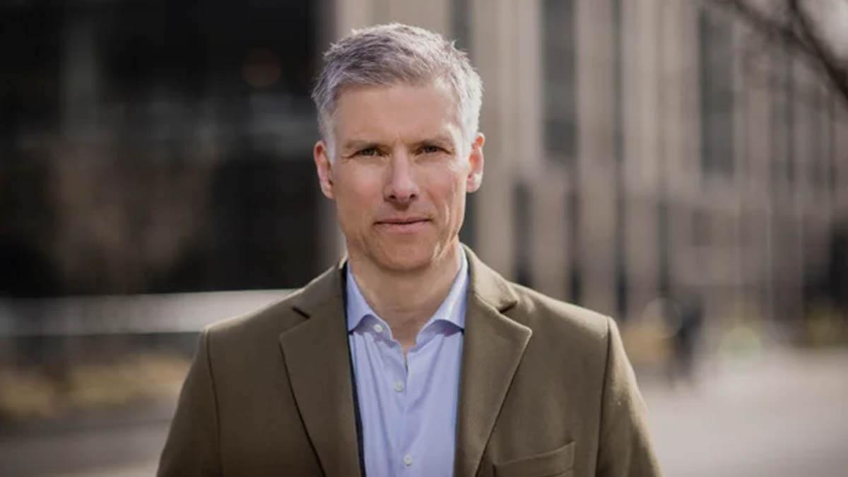 "Detta är inte bara årets största fastighetsaffär hittills, det är också en väldigt bra timing för oss att skifta en del av vår projektportfölj från bostadsrätter till hyresrätter", säger Aros Bostads vd Magnus Andersson om affären med Patrizia