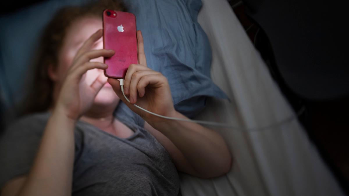 Lägg undan din telefon och din dator vid samma tid varje kväll om du har sömnproblem. Blått ljus från datorer och smartphones blockerar sömnhormonet melatonin