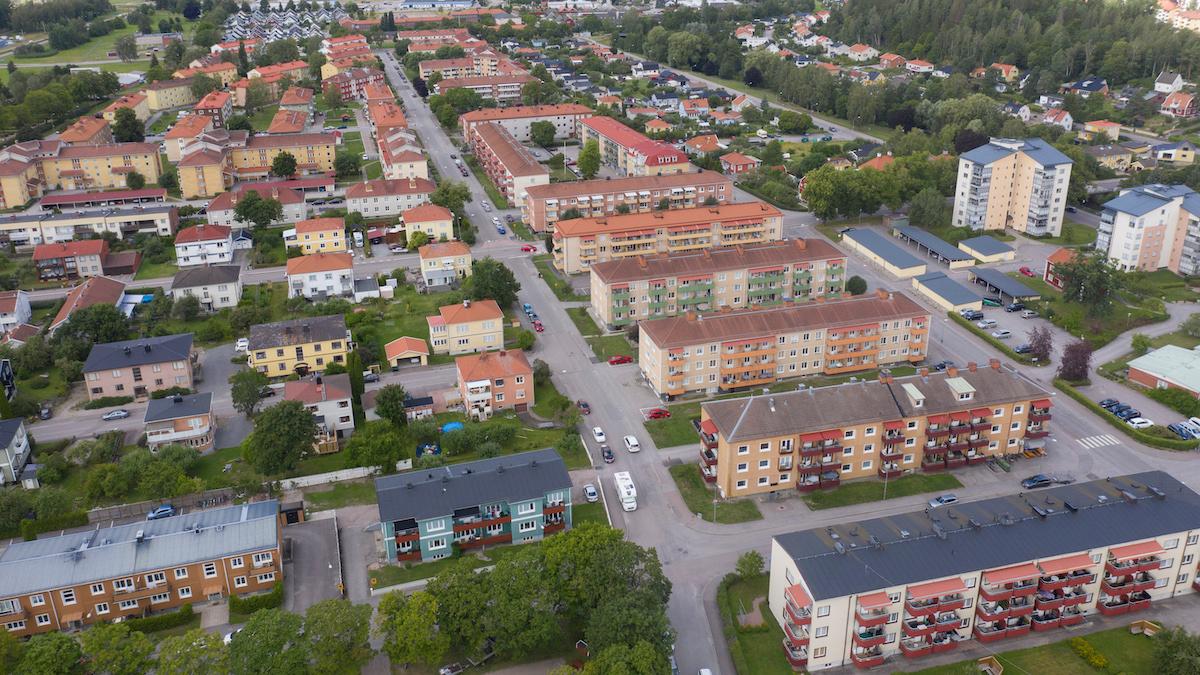 Fastighetssektorn har tappat 30 procent av sitt börsvärde i år, största anledningen är den höjda räntan, menar en analytiker.