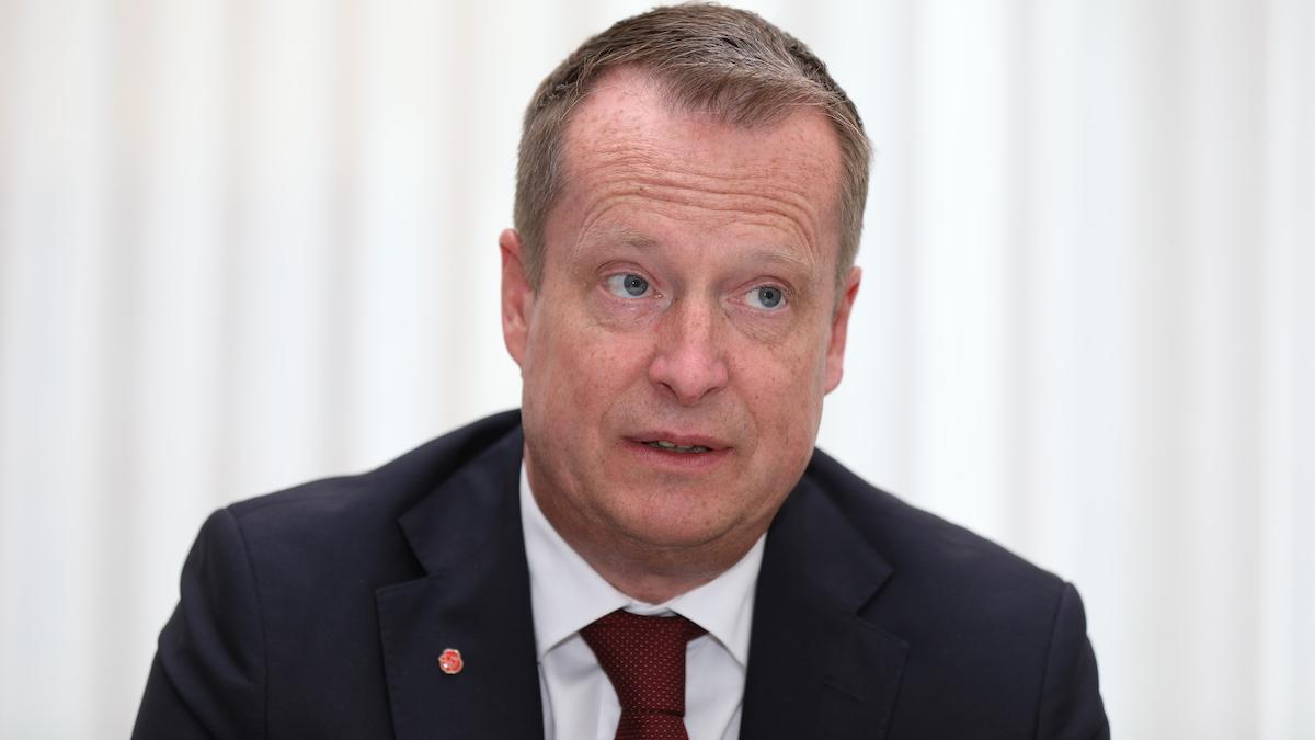 Migrations- och integrationsminister Anders Ygeman (S) anser att lönegolvet för arbetskraftsinvandrare måste höjas ordentligt, branschföreträdare varnar dock för att det skulle göra att många måste lämna landet.