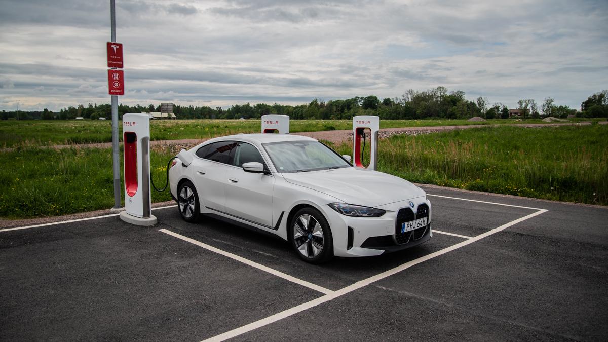 BMW i4 Tesla antalet laddare elbil mjukvara