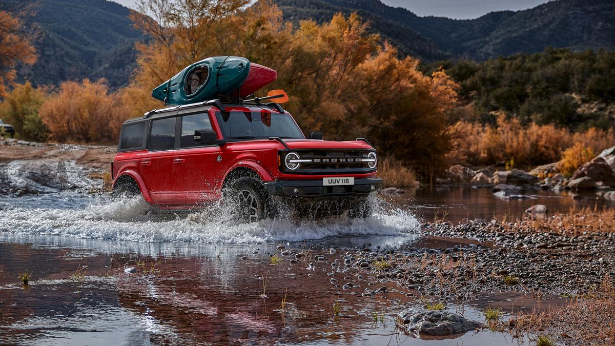 Ford Bronco i en flod