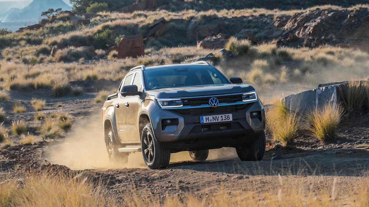 Volkswagen Amarok kör upp för en backe