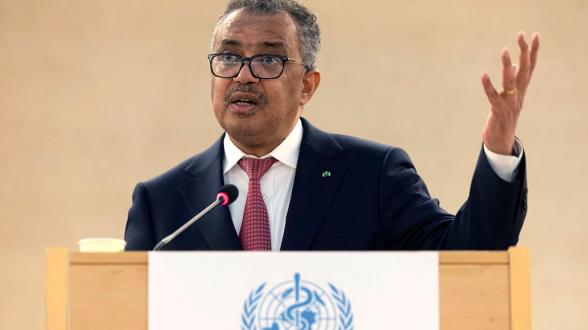 WHO:s generaldirektör Tedros Adhanom Ghebreyesus menar att pandemin är långt ifrån över och han är rädd att länders lättade restriktioner kan leda till att det blir svårare att upptäcka nya, potentiellt farliga, varianter av covid-19-viruset