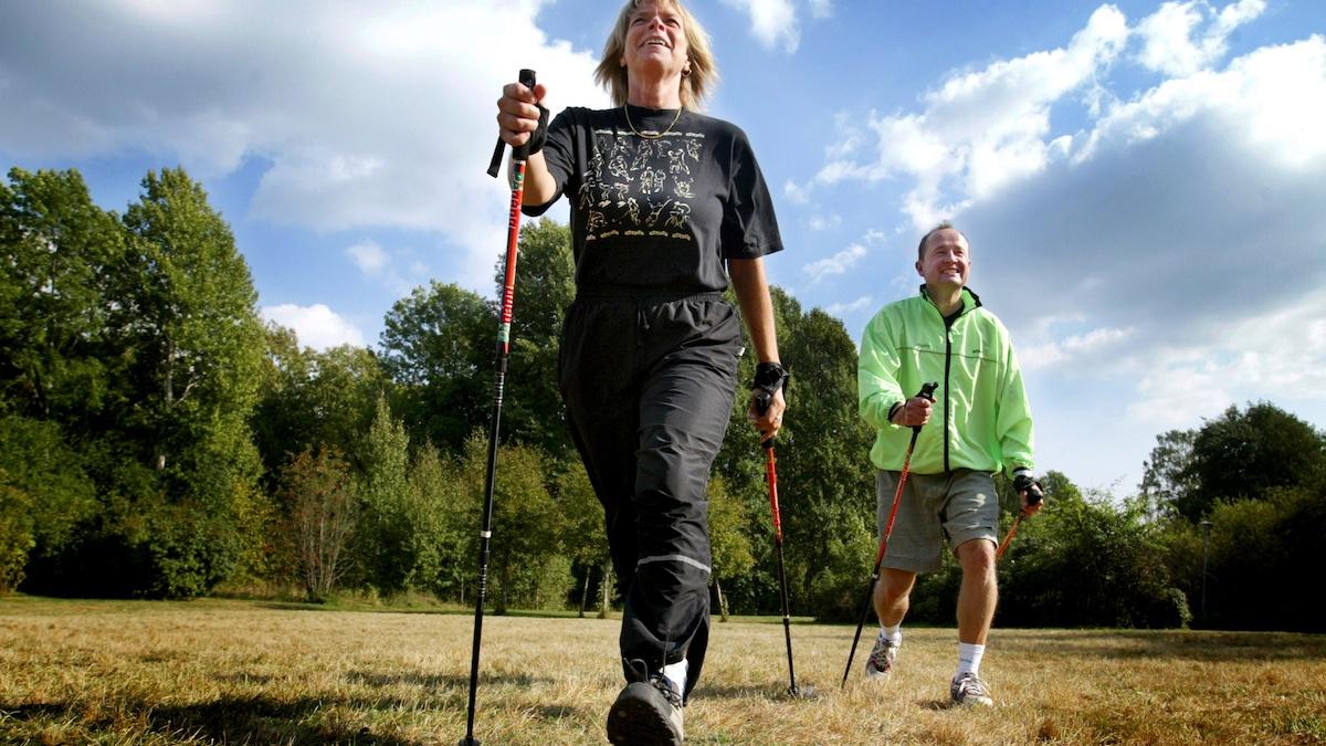 En ny studie visar att stavgång har bäst effekt på hjärtpatienters funktionella kapacitet jämfört med högintensiv intervallträning och annan träning på måttlig till kraftig nivå