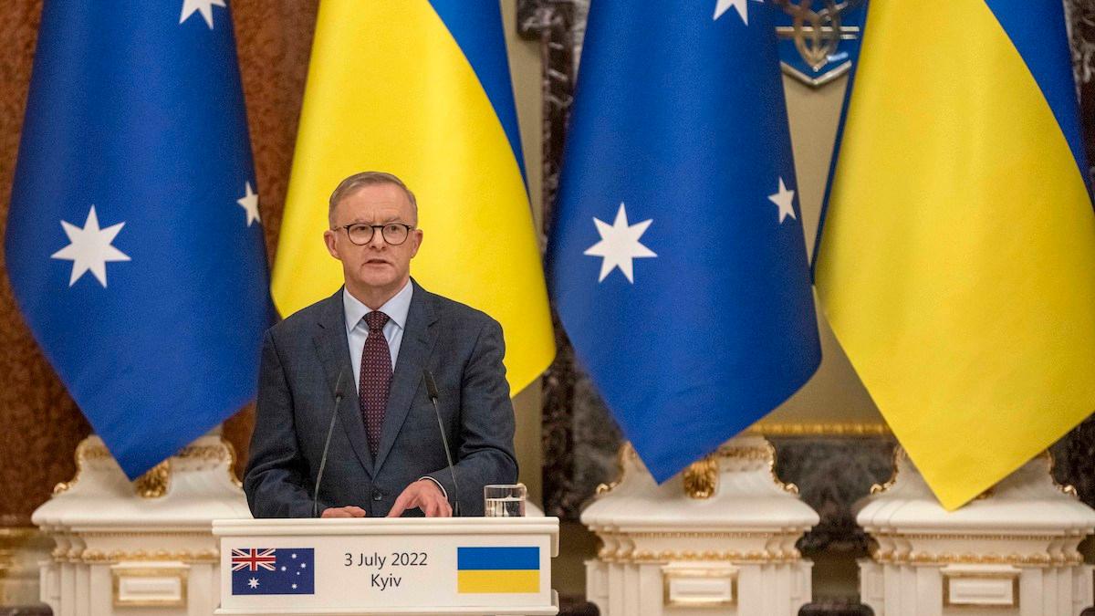 Vid en presskonferens i Kiev på söndagen sade Australiens premiärminister Anthony Albanese att Australien kommer införa sanktioner och reseförbud mot 16 ryska ministrar och oligarker, tillhandahålla ytterligare 34 bepansrade fordon och förbjuda import av ryskt guld