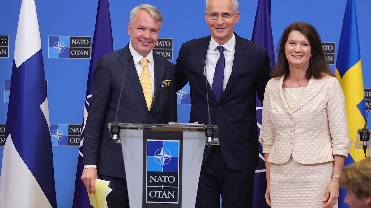 Pekka Haavisto, Jens Stoltenberg och Ann Linde vid dagens presskonferens då alla 30 Natoländers ambassadörer undertecknat Sveriges och Finlands anslutningsprotokoll till Nato