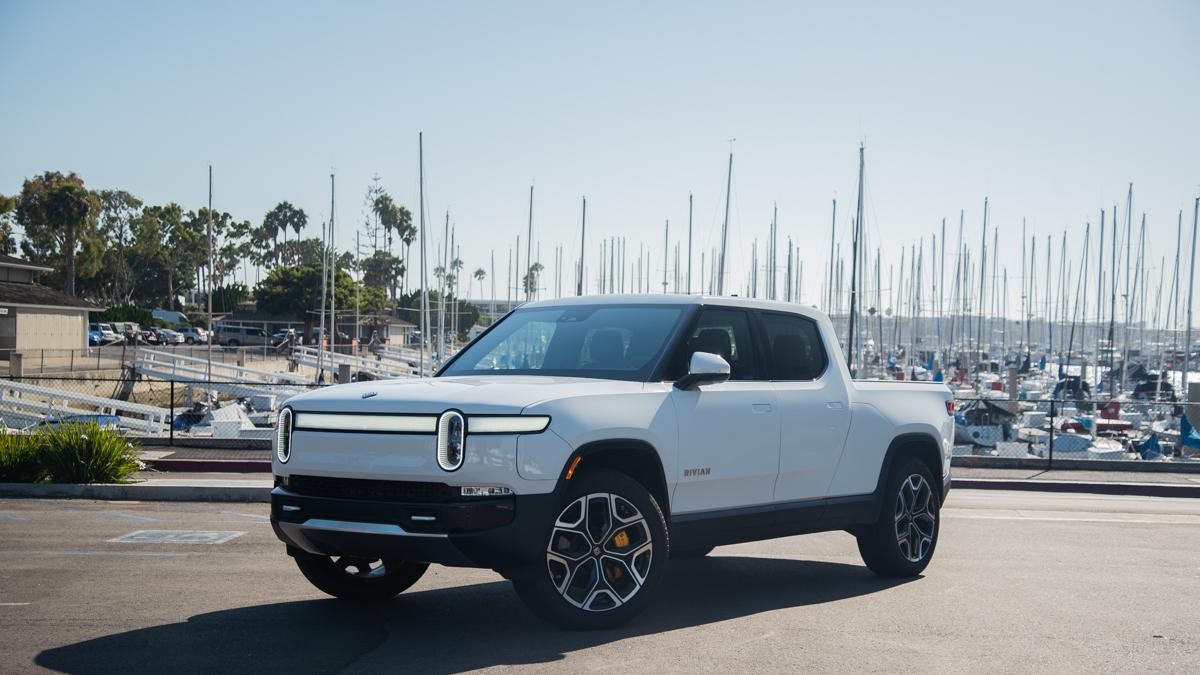 Rivian R1T vid en hamn