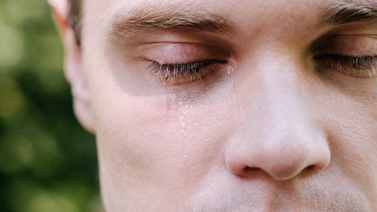 Braden Wallake, vd för en amerikansk marknadsföringsbyrå, skrev ett inlägg på Linkedin om att säga upp personal. Han avslutade sitt inlägg med en tårfylld selfie.