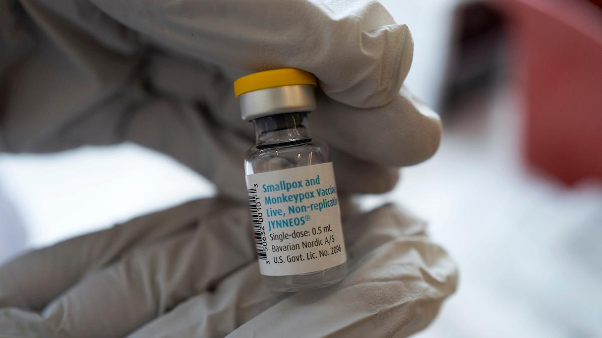 Det råder global brist på vaccinet Jynneos som används mot apkoppor. För att kunna vaccinera fler med samma mängd vaccin inför nu USA en ny metod för vaccinering som kräver en mindre mängd vaccin i varje dos