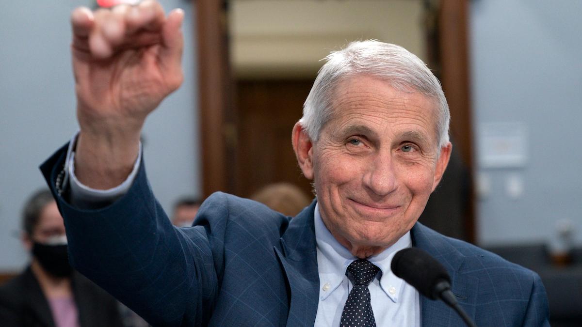 Smittskyddsexperten Anthony Fauci uppmanar amerikaner att vaccinera sig mot covid-19 och ta sina påfyllnadsdoser eftersom hösten och vintern väntas bli svår.