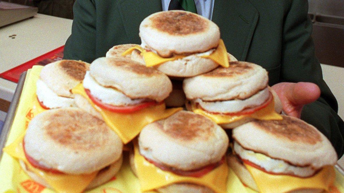 Två Mcmuffins och en skinkcroissant orsakade böter på nästan 20 000 kronor för en resenär som reste till Australien med godsakerna i sin ryggsäck.