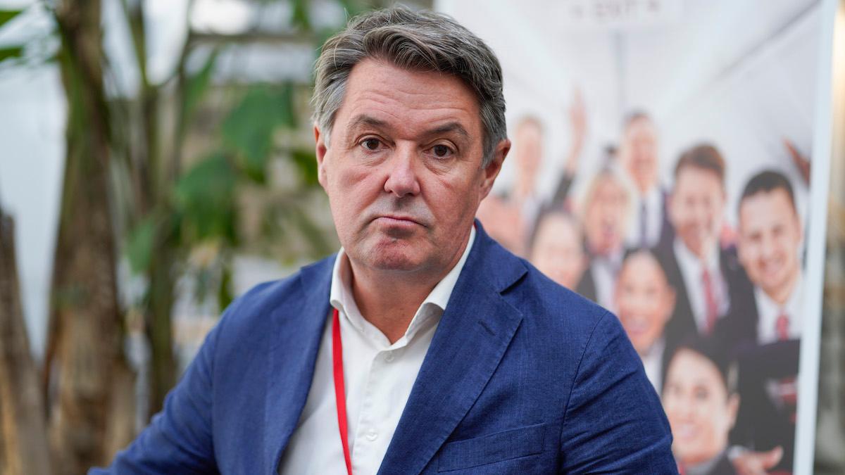 Enligt Norwegians vd, Geir Karlsen, genomförde lågprisflygbolaget nästan alla sina flygningar i juli, trots de stora utmaningar flygtrafiken i Europa haft.