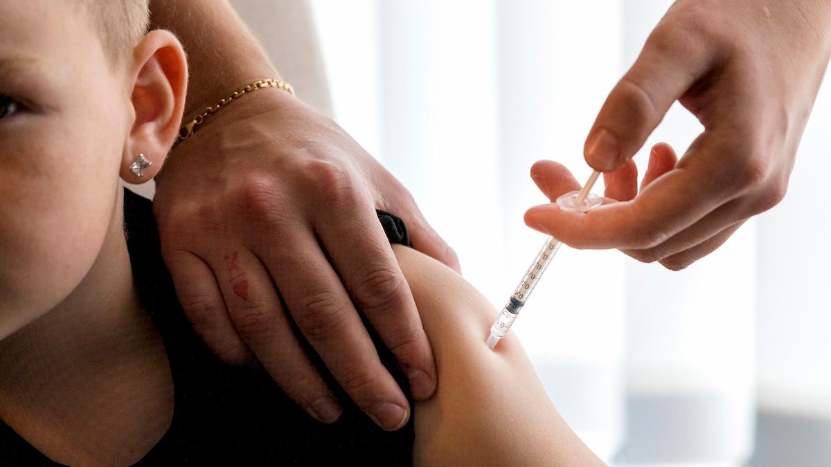 Alla barn mellan ett och nio år i London erbjuds nu vaccin mot polio, efter att poliovirus har hittats i stadens avlopp